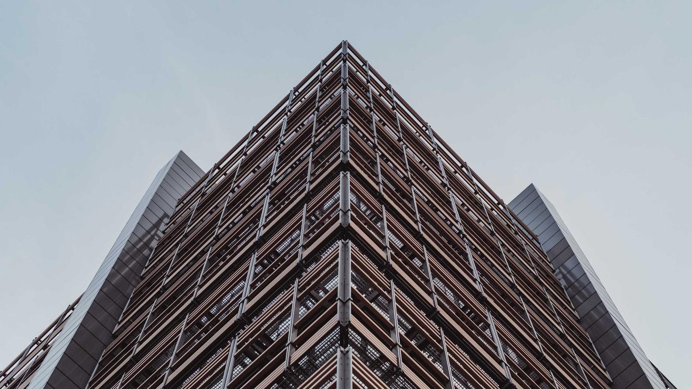 Fassade eines Gewerbegebäudes von unten